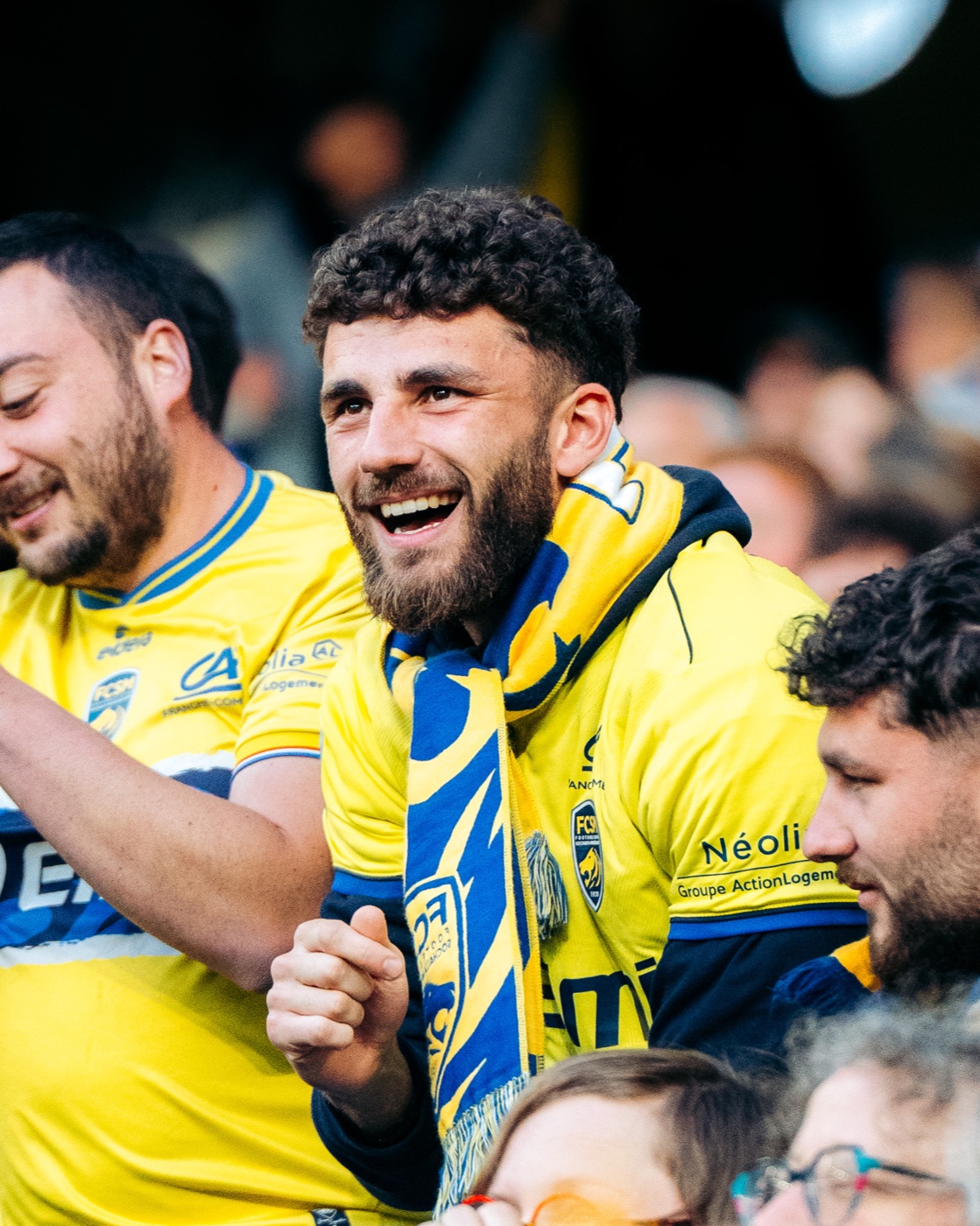 Supporters du FCSM en tribune, en maillot jaune et bleu